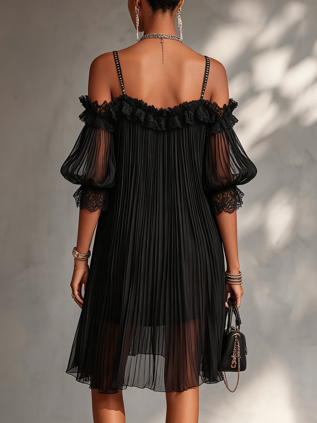 Camille | Robe mini noire en mousseline à épaules dénudées et bordure en dentelle