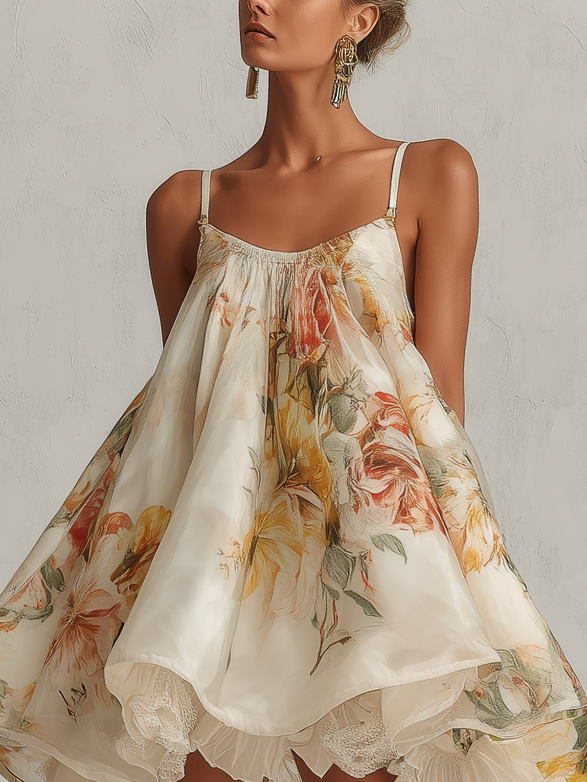 Blanche | Robe mini trapèze beige fleurie en organza à bordure en dentelle