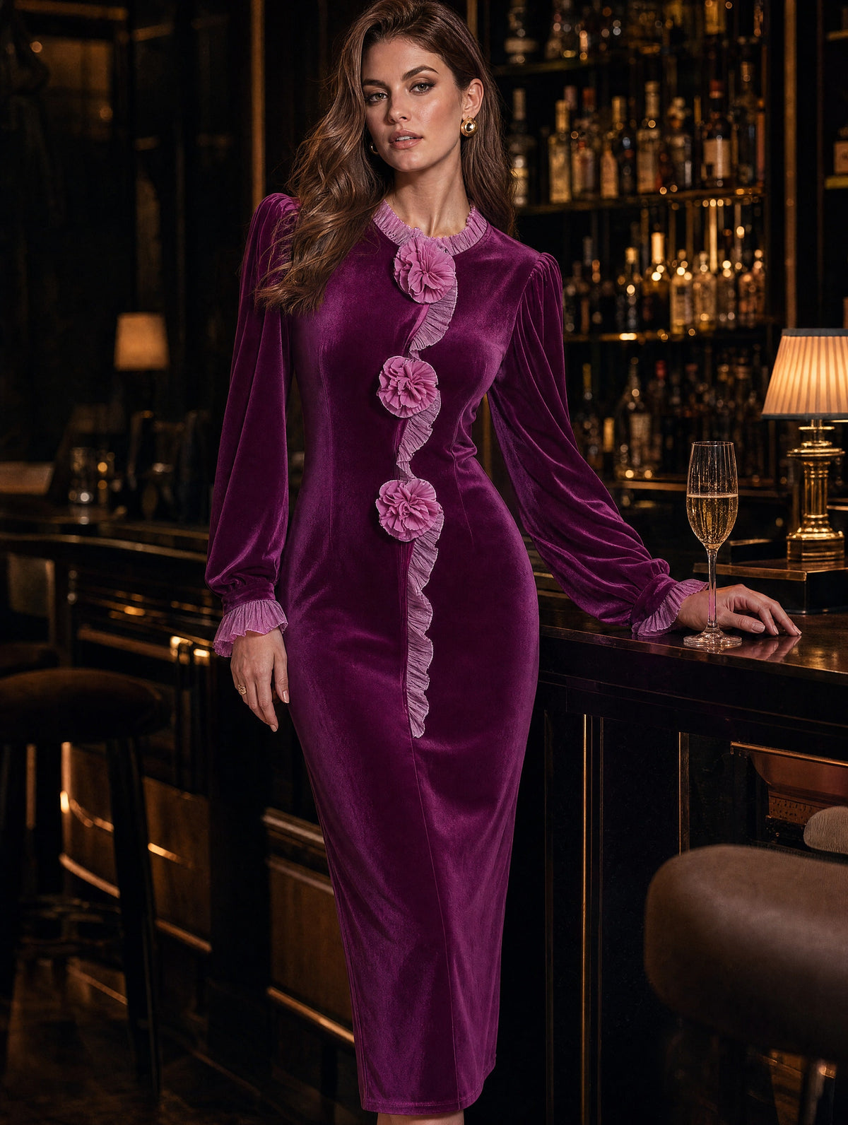 Monique | Robe Midi Fourreau en Velours Violet à Col Montant et Applique Fleurie