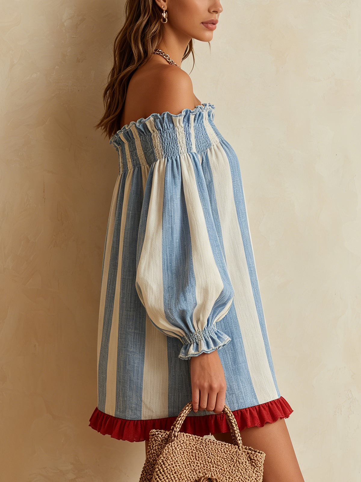 Ondine | Mini-robe rayée bleue et blanche à épaules dénudées et ourlet contrasté