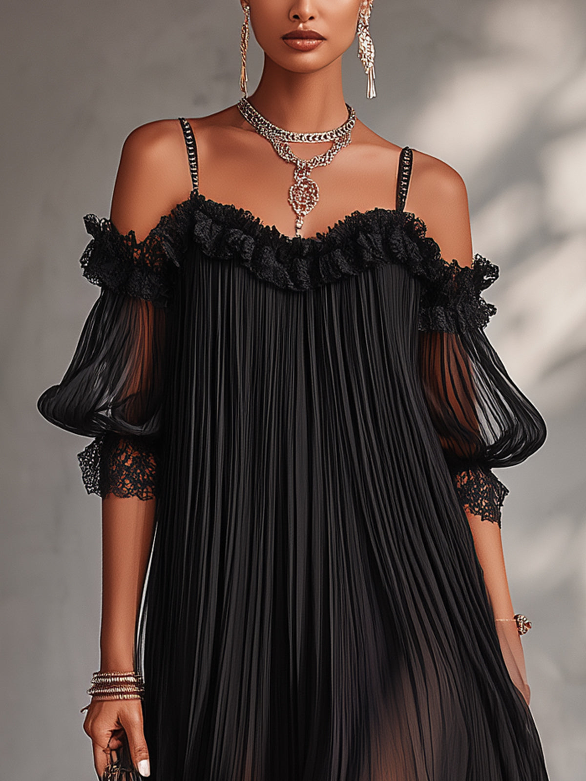 Camille | Robe mini noire en mousseline à épaules dénudées et bordure en dentelle