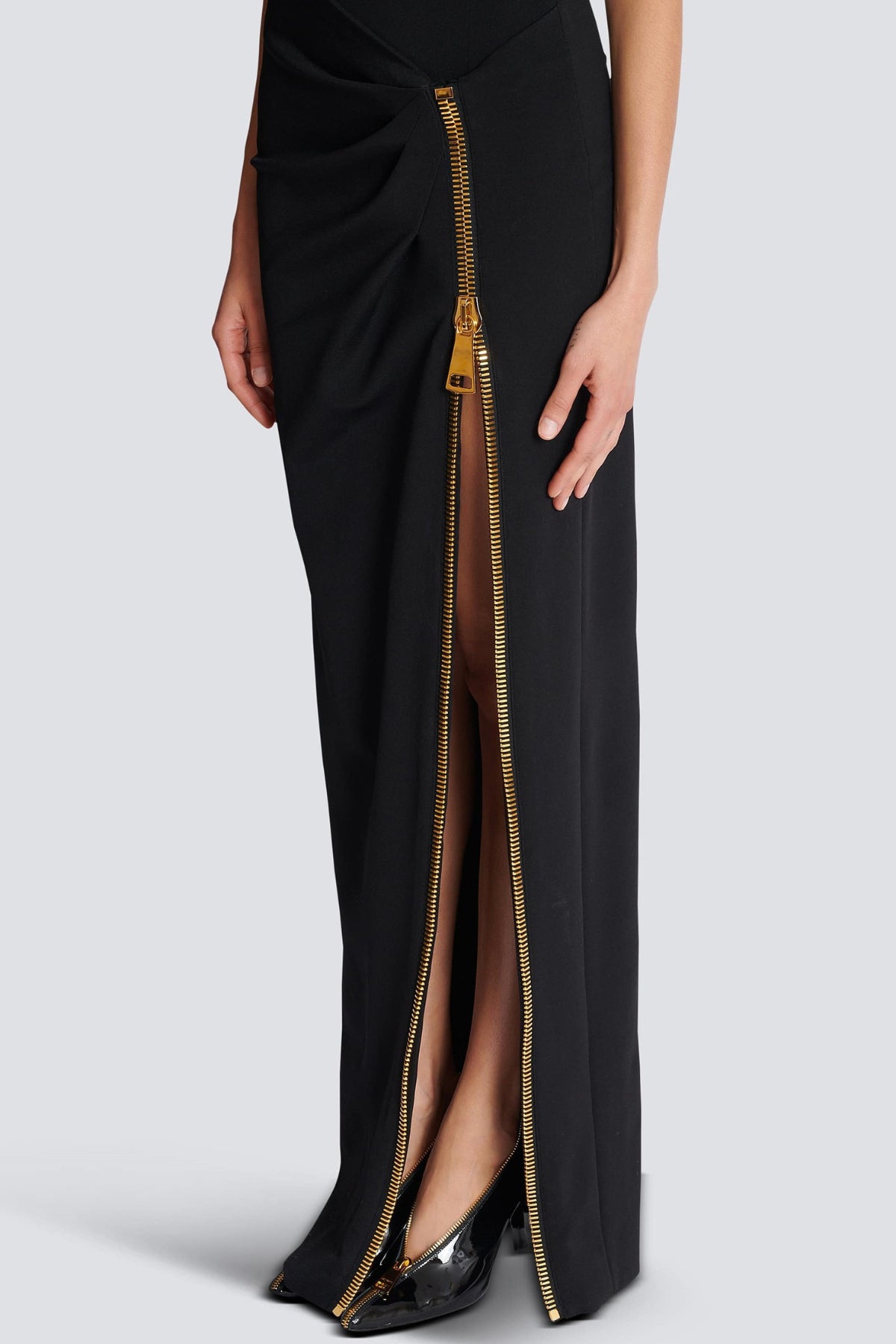 Armelle | Robe Longue Noire Sans Manches Premium à Zip et Fentes