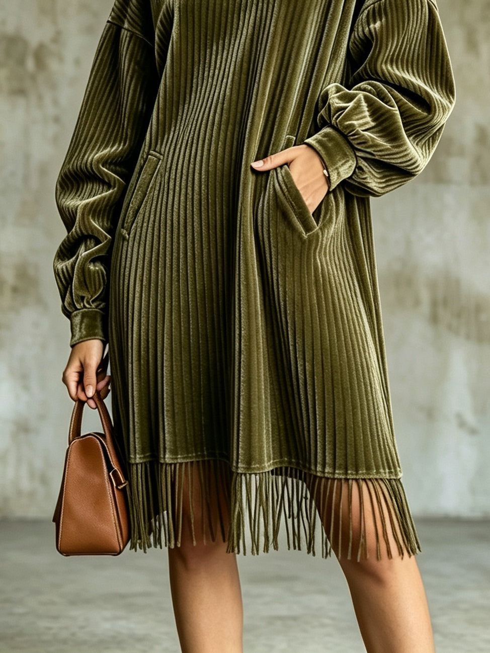 Rolande | Robe Midi Vintage en Velours Côtelé à Col Montant et Ourlet à Franges