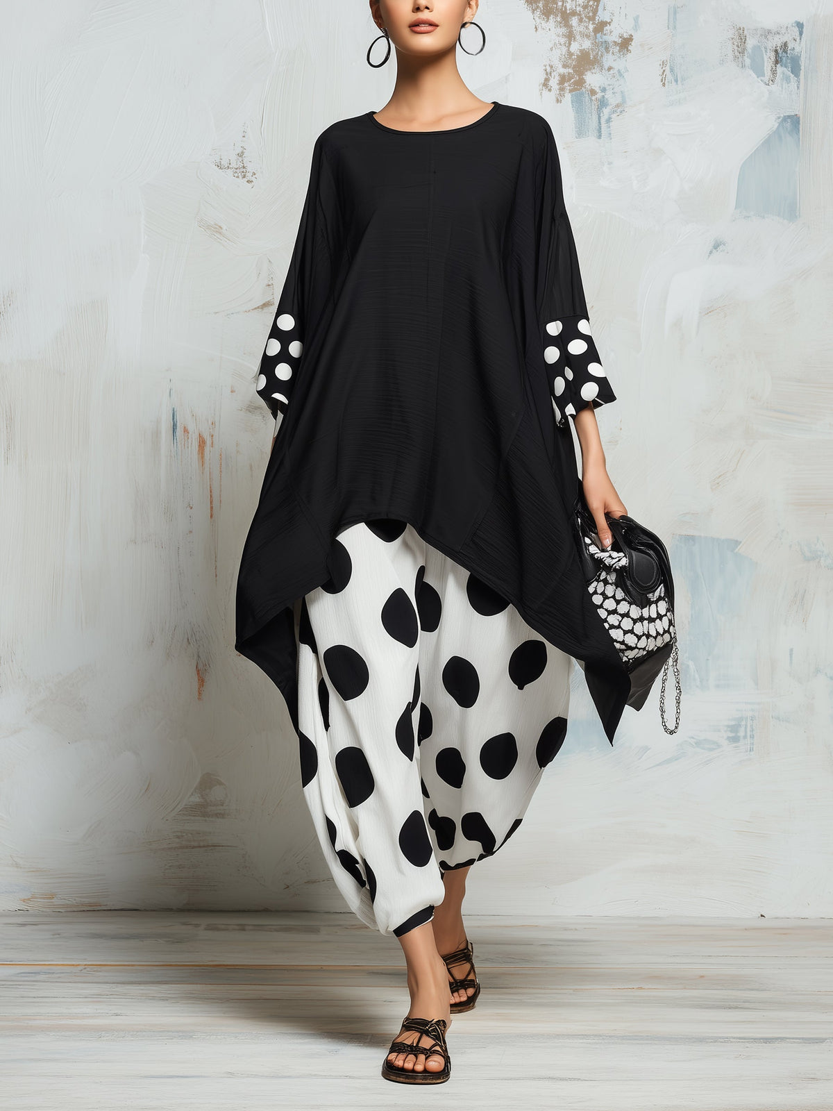 Angeline | Ensemble Deux Pièces Tunique Oversize Noire à Ourlet Asymétrique et Pantalon Sarouel à Pois
