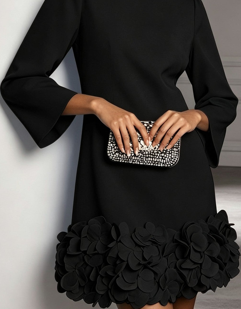 Élise | Mini Robe Noire à Encolure Ronde et Ourlet à Fleurs 3D