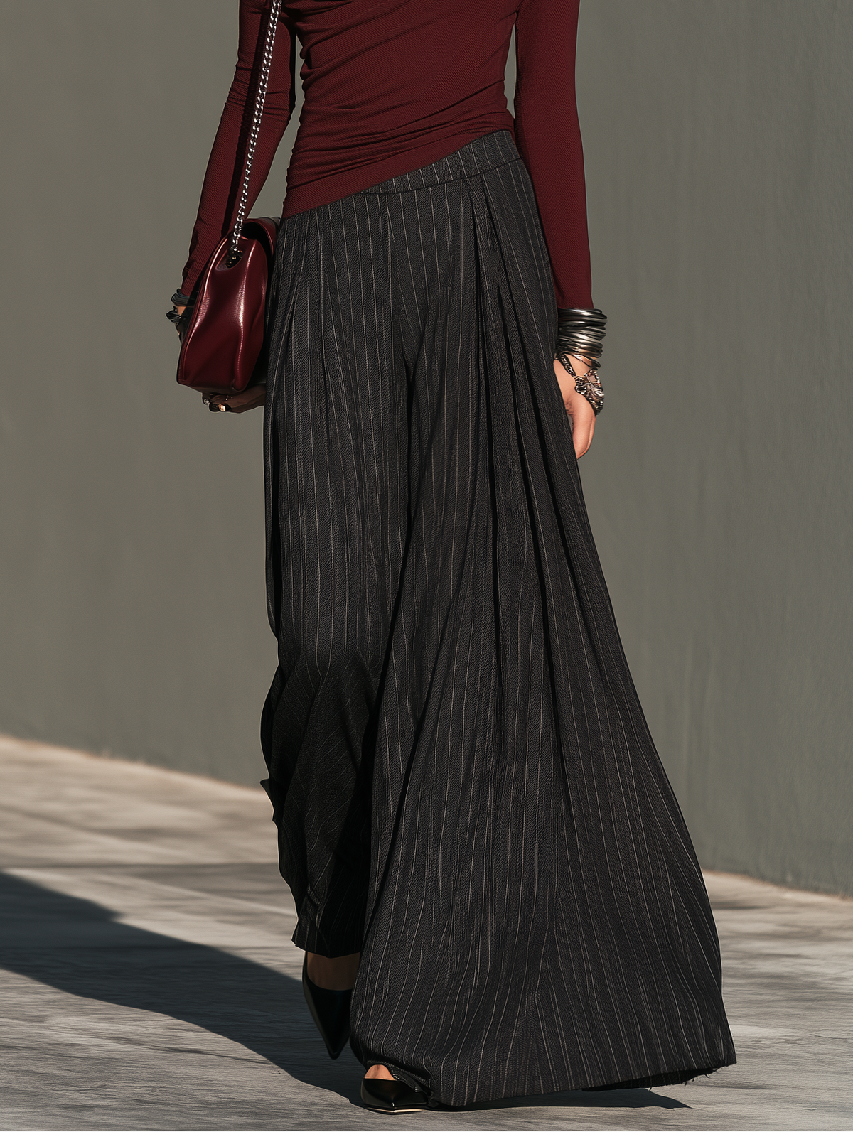 Louise | Ensemble Deux Pièces Haut Bordeaux Asymétrique Épaule Dénudée et Pantalon Large Rayé Noir