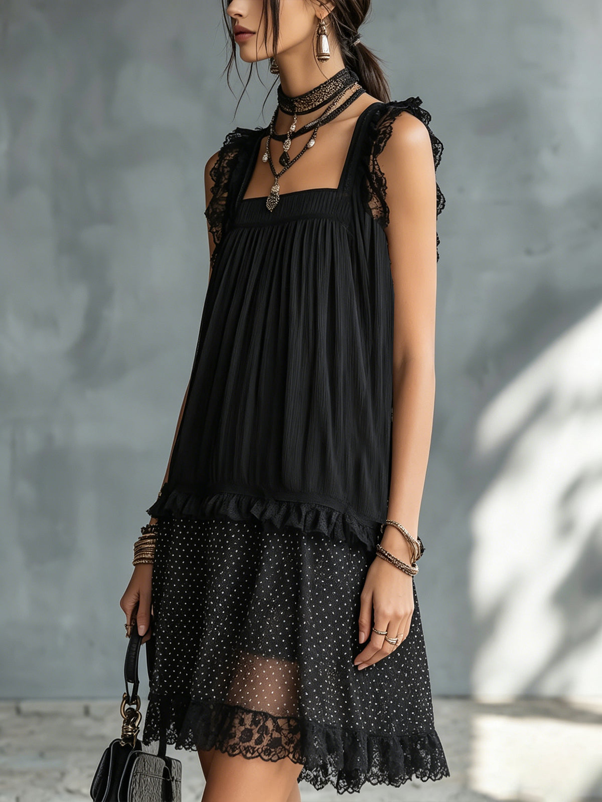 Pauline | Robe mini transparente noire à pois, volants et bordure en dentelle
