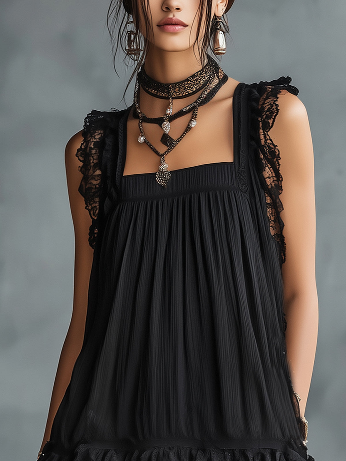 Pauline | Robe mini transparente noire à pois, volants et bordure en dentelle