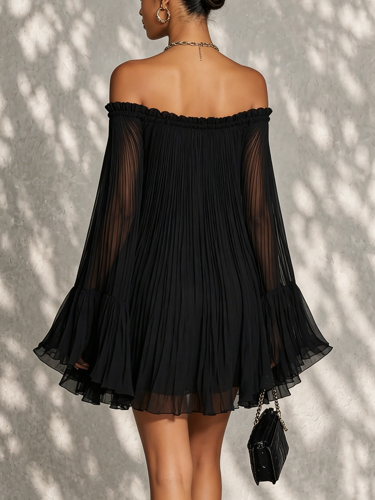 Océane | Mini-robe noire à manches cloche et épaules dénudées froncées