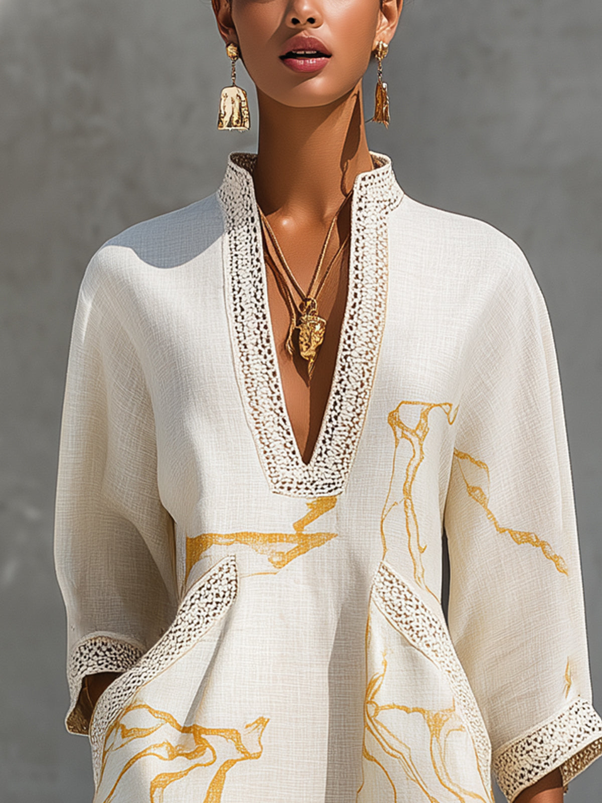 Aliénor | Robe mini ivoire en dentelle crochetée à motifs dorés et décolleté en V