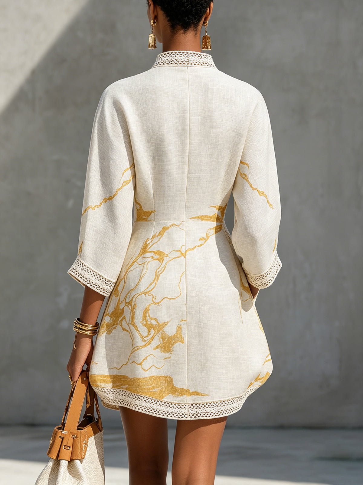 Aliénor | Robe mini ivoire en dentelle crochetée à motifs dorés et décolleté en V