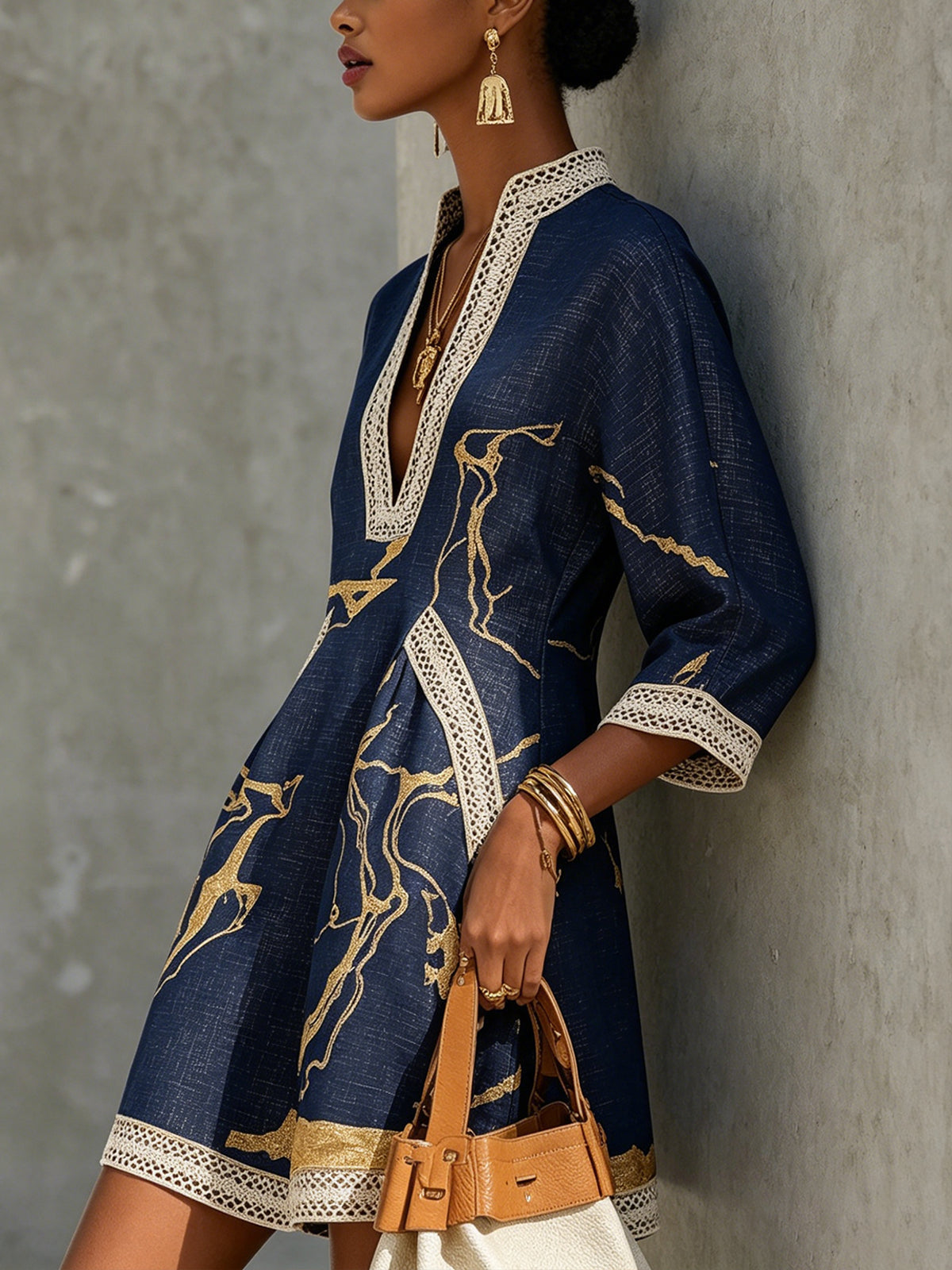 Cosette | Robe mini bleu marine en dentelle crochetée à motifs dorés et décolleté en V