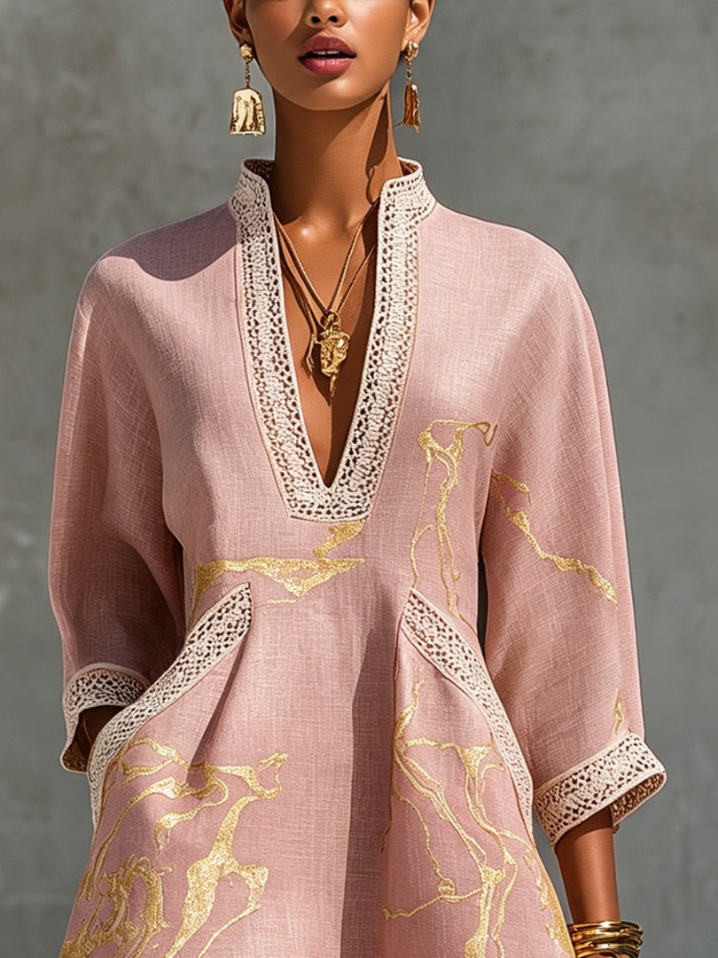 Ninon | Robe mini rose en dentelle crochetée à motifs dorés et décolleté en V