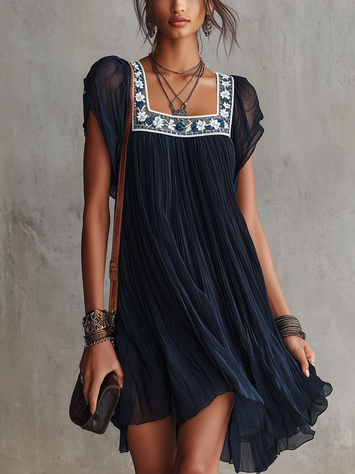 Apolline | Robe mini plissée bleu marine en mousseline brodée de fleurs