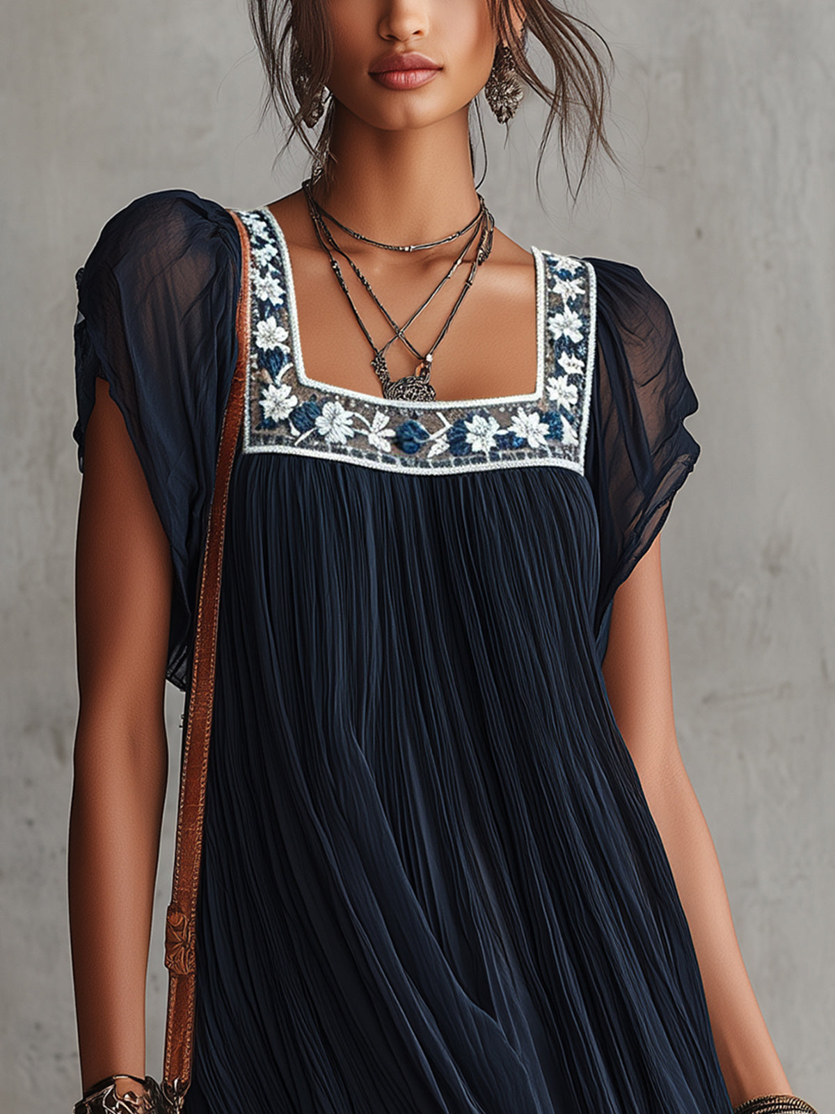 Apolline | Robe mini plissée bleu marine en mousseline brodée de fleurs
