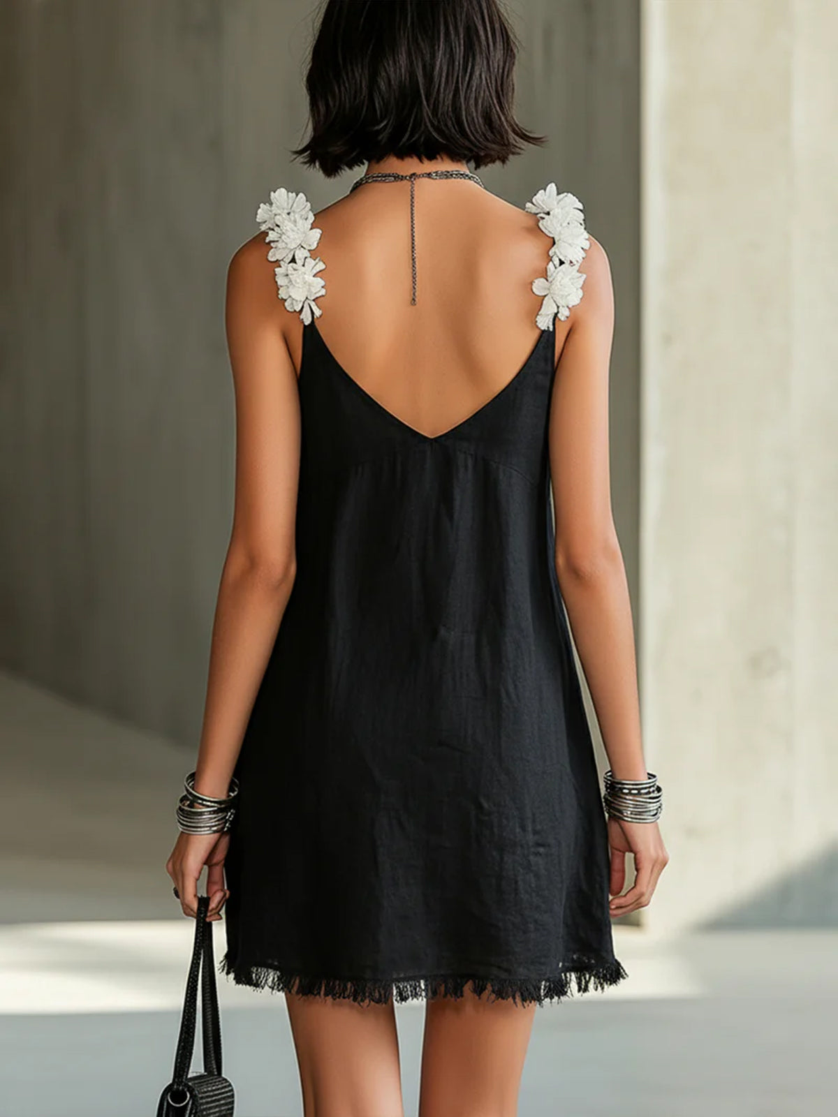 Noémie | Mini-robe noire à décolleté en V et bretelles fleuries