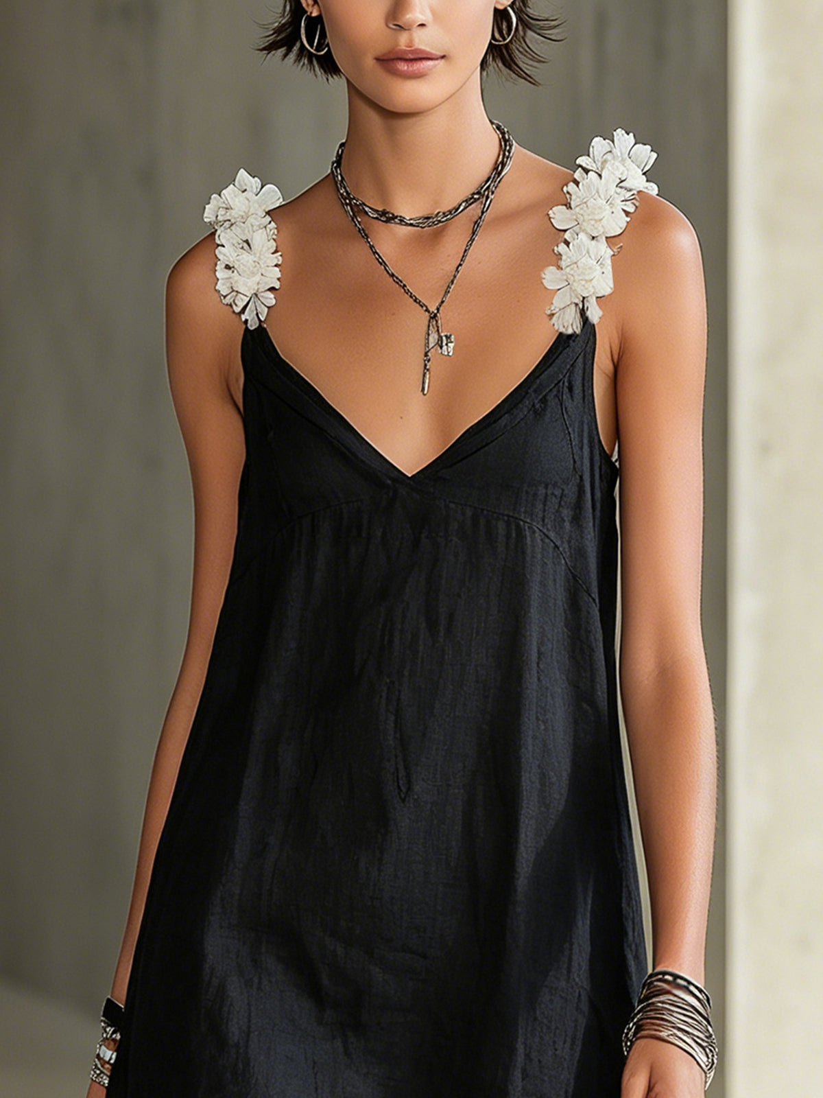 Noémie | Mini-robe noire à décolleté en V et bretelles fleuries
