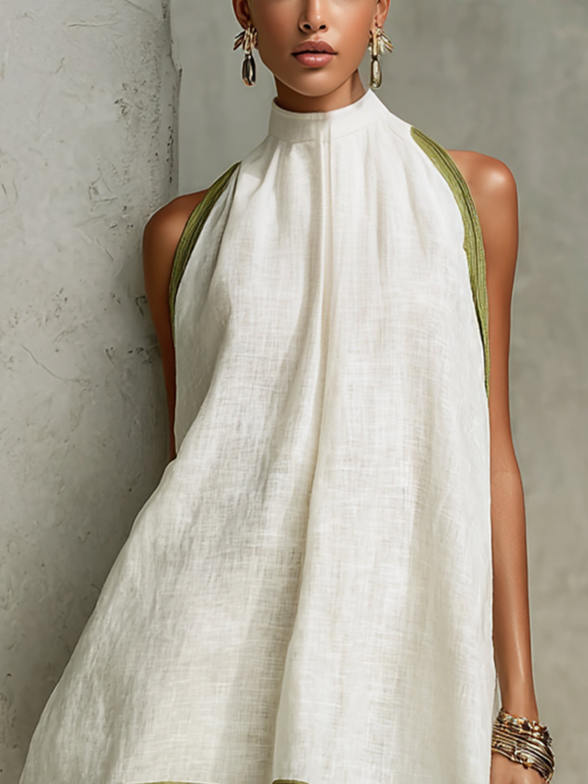 Agathe | Mini-robe trapèze blanche et vert olive, sans manches, à fleurs