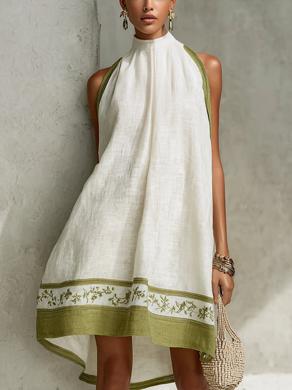 Agathe | Mini-robe trapèze blanche et vert olive, sans manches, à fleurs