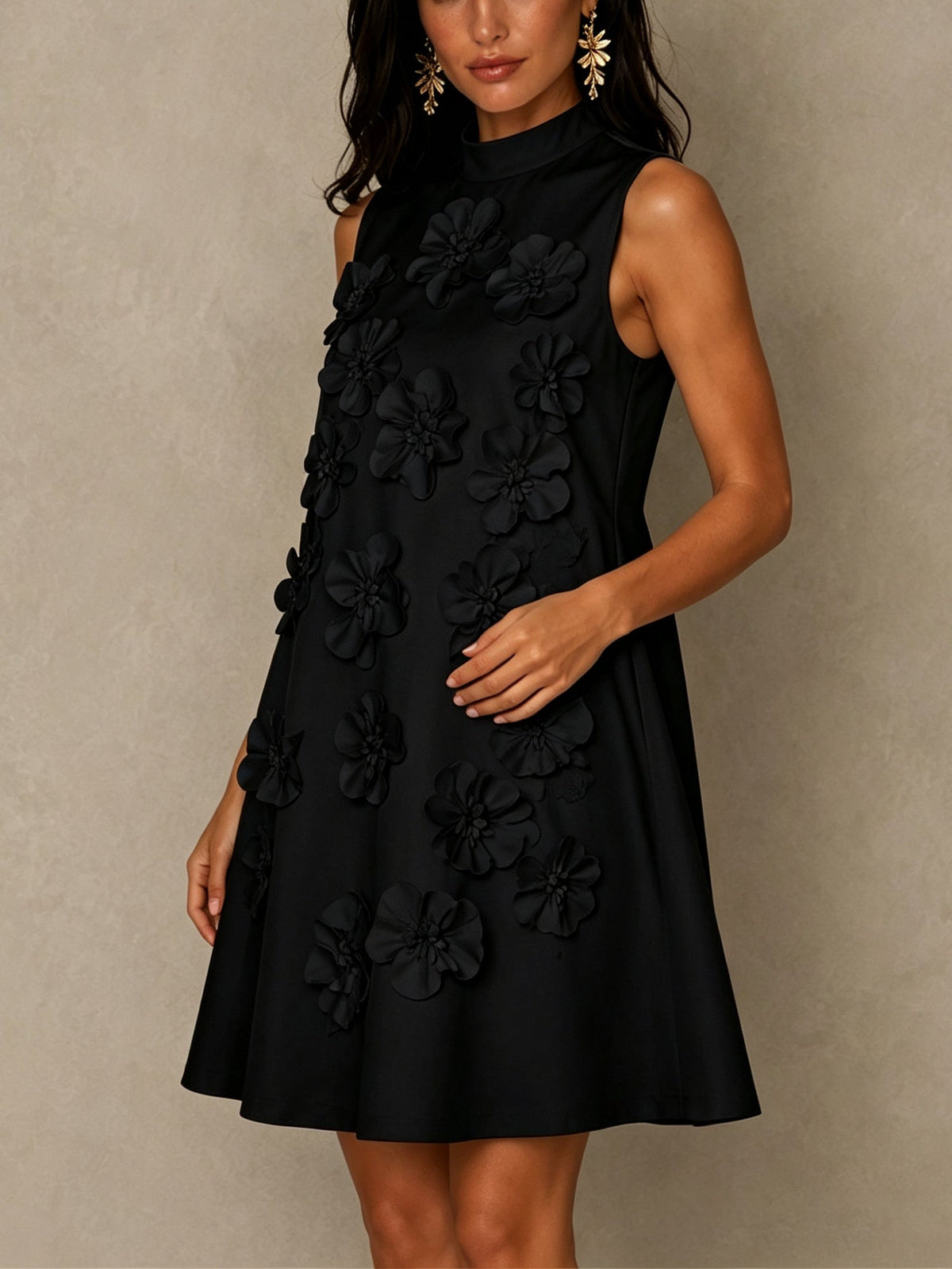 Jacqueline | Mini Robe Noire Sans Manches à Détails Fleuris et Nœud Spectaculaires