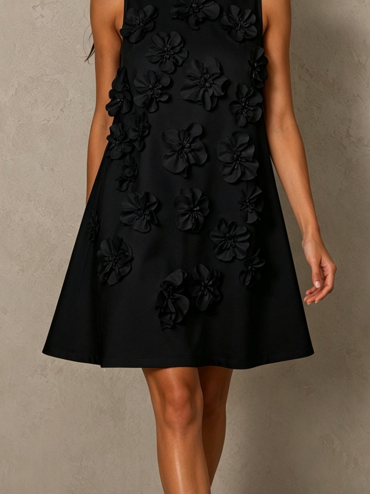 Jacqueline | Mini Robe Noire Sans Manches à Détails Fleuris et Nœud Spectaculaires