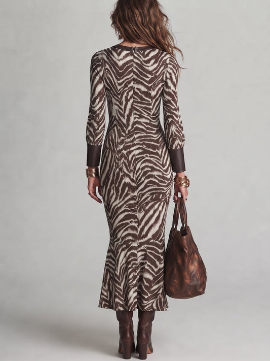 Marion | Robe Longue Marron Imprimé Zèbre à Encolure Découpée