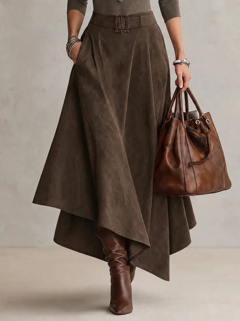 Anne | Ensemble composé d'un pull à col roulé extensible taupe et d'une jupe asymétrique en daim