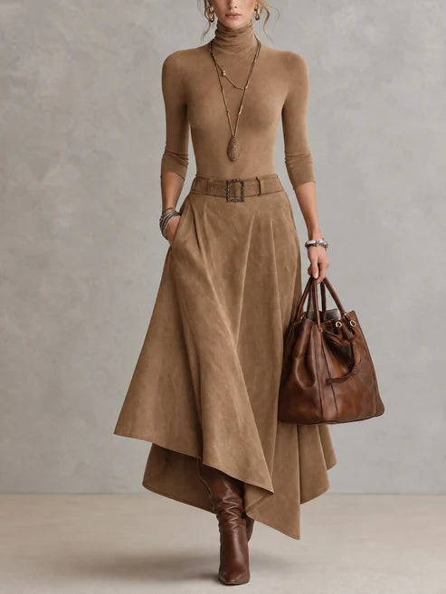 Anne | Ensemble composé d'un pull à col roulé extensible taupe et d'une jupe asymétrique en daim