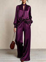 Amandine | Ensemble Deux Pièces en Satin Violet, Chemise Boutonnée Col Montant et Pantalon Large Taille Haute