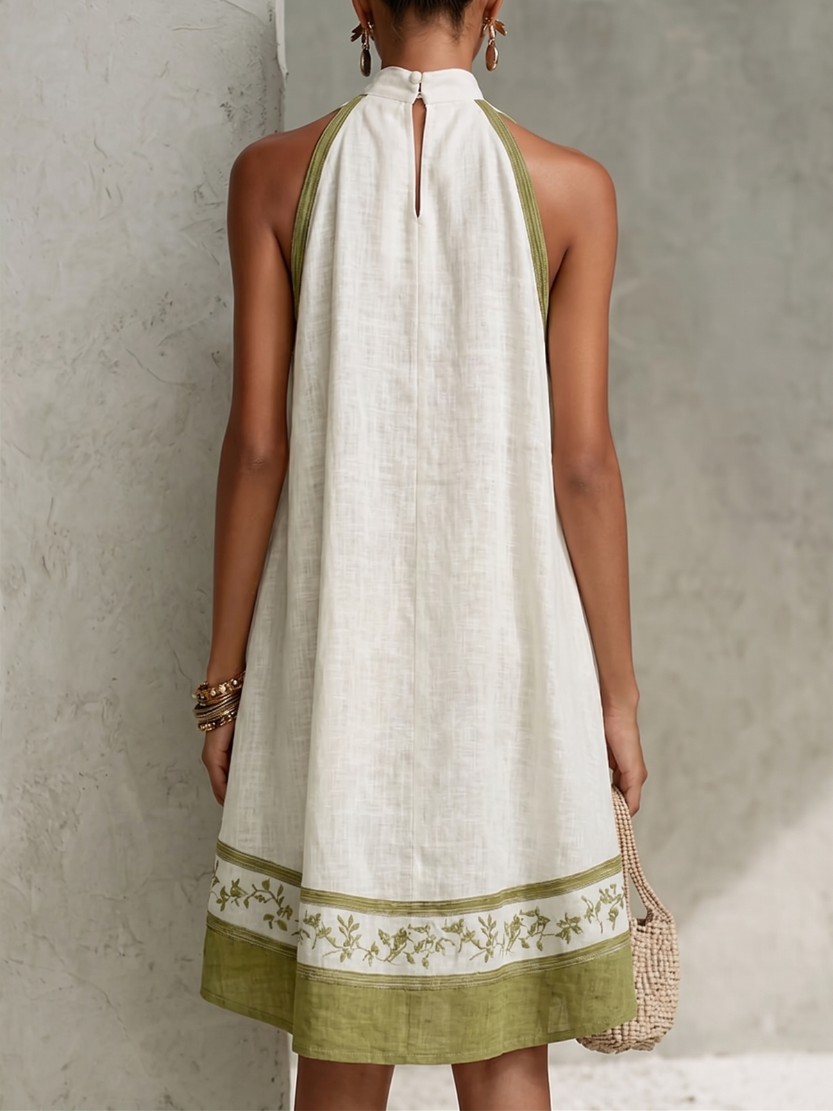 Agathe | Mini-robe trapèze blanche et vert olive, sans manches, à fleurs