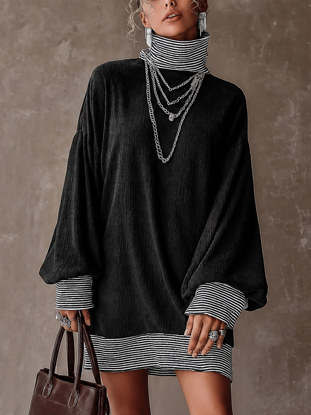 Lucie | Mini Robe Oversize Noire Color Block à Col Montant et Rayures