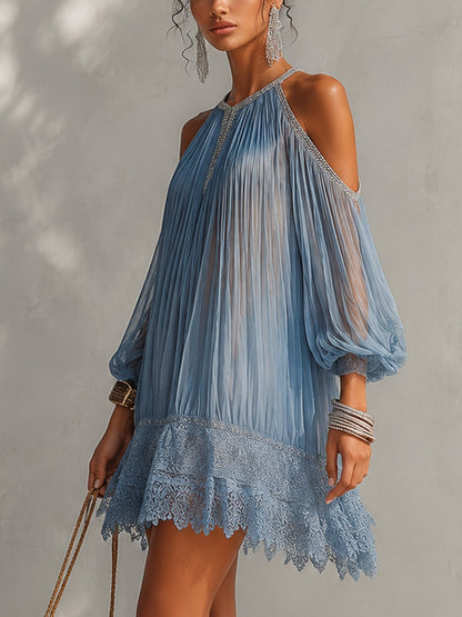 Séraphine | Robe mini bleue froncée à épaules dénudées et ourlet en dentelle