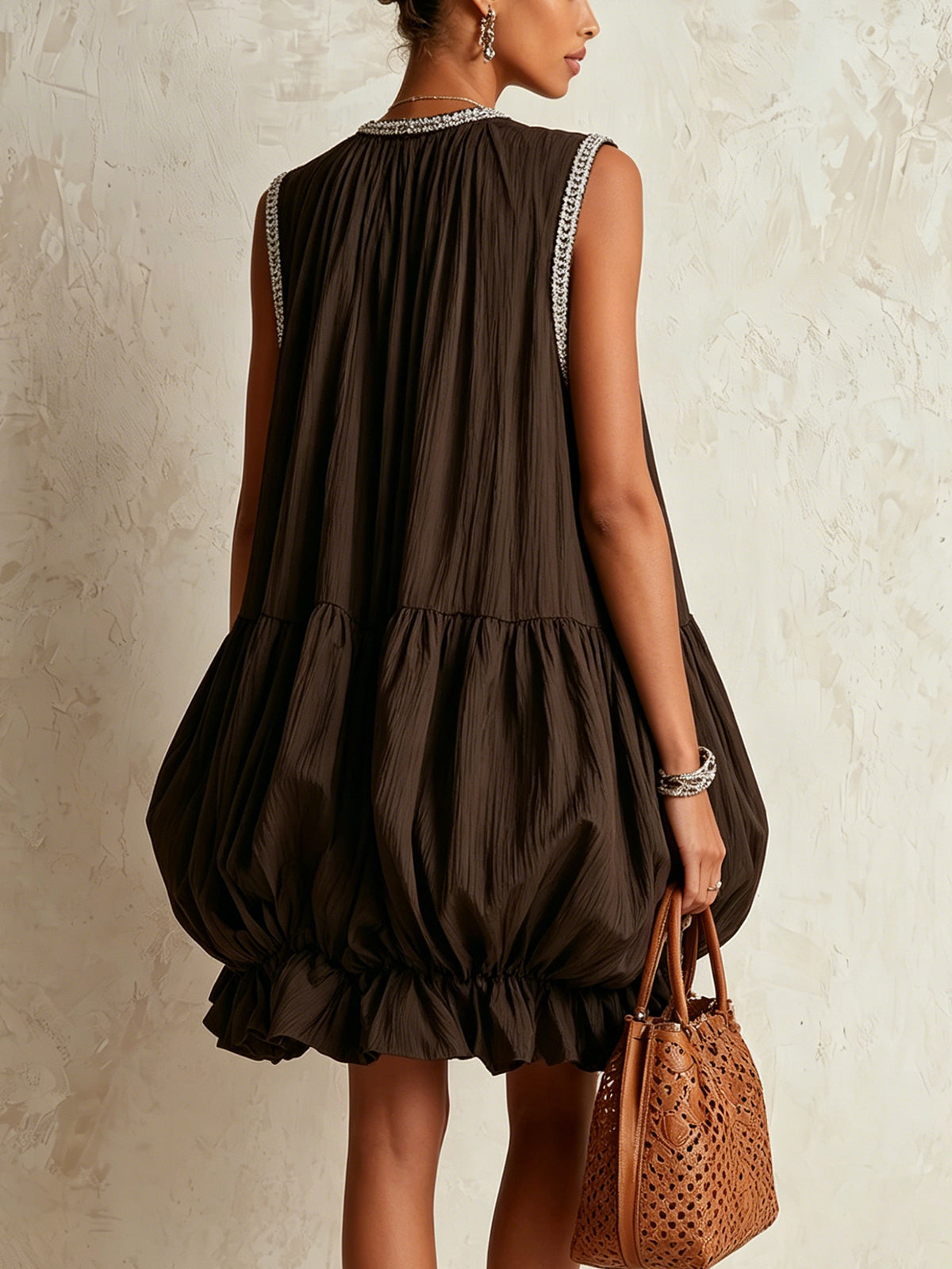 Colette | Robe mini marron sans manches à ourlet bouffant