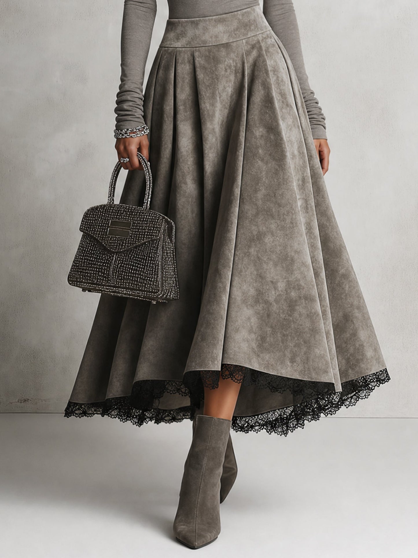 Fabienne | Ensemble Jupe Midi Gris en Suédine À Épaules Dénudées et Empiècements
