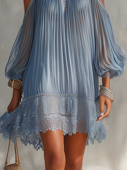 Séraphine | Robe mini bleue froncée à épaules dénudées et ourlet en dentelle