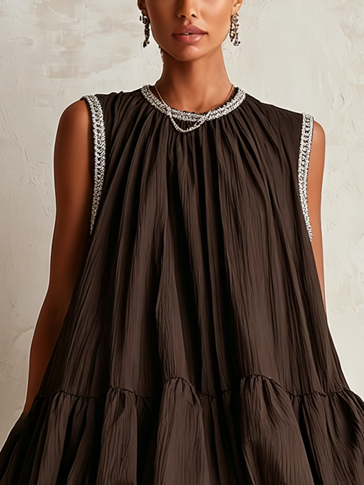 Colette | Robe mini marron sans manches à ourlet bouffant