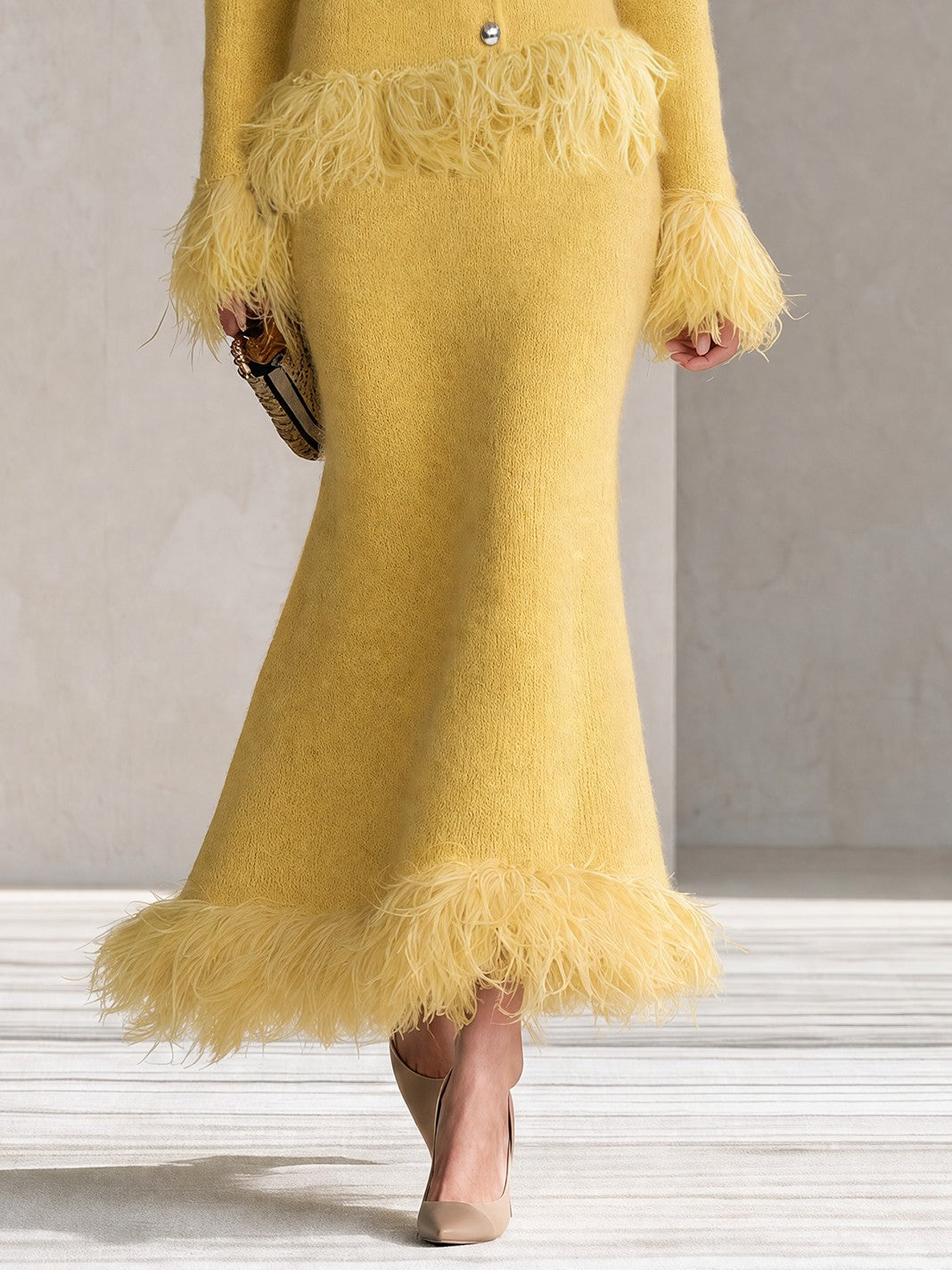 Loriane | Ensemble Deux Pièces en Maille à Boutons et Jupe Longue Sirène à Bordure de Plumes