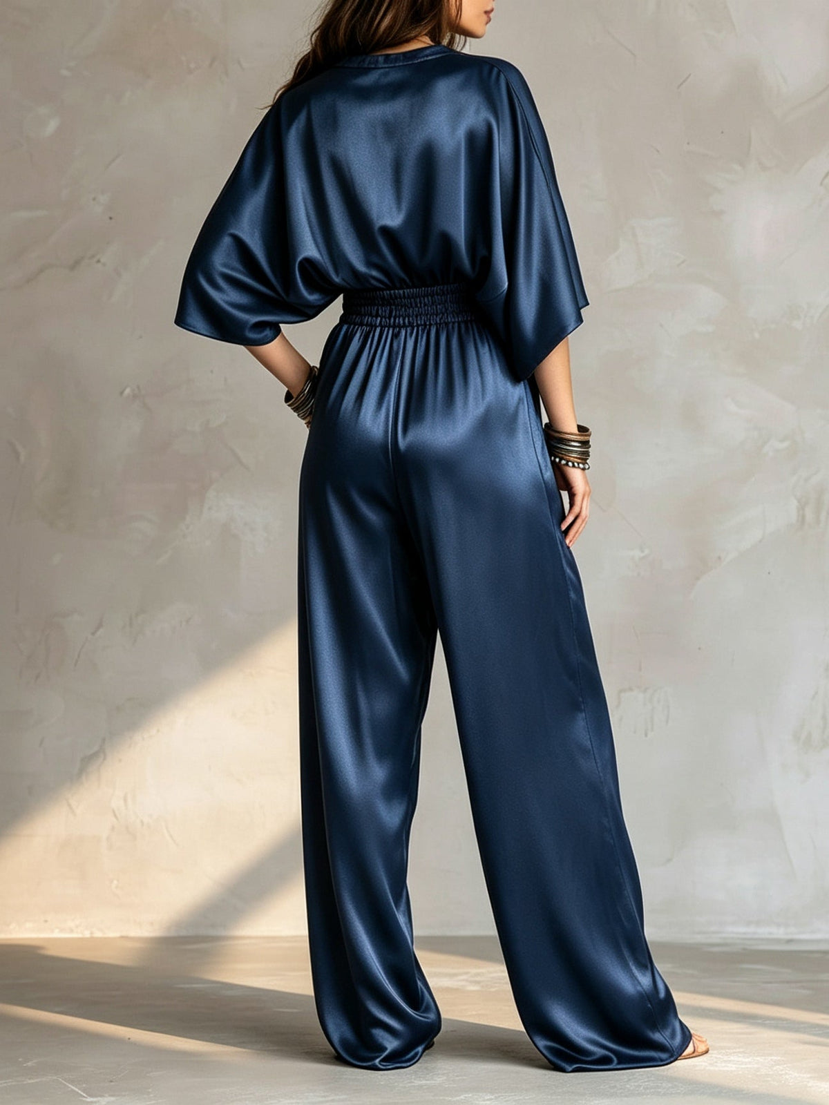 Sabine | Combinaison Bohème en Satin Plissé Bleu Marine à Taille Resserrée