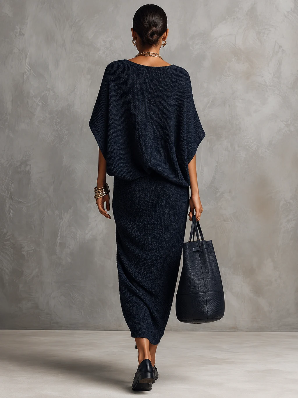 Guillemette | Ensemble Deux Pièces Chic Bleu Marine Texturé, Haut Chauve-Souris et Jupe Midi