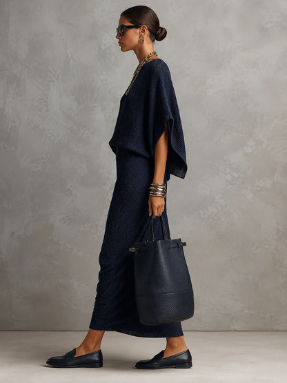 Guillemette | Ensemble Deux Pièces Chic Bleu Marine Texturé, Haut Chauve-Souris et Jupe Midi