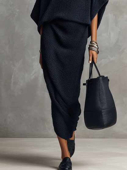 Guillemette | Ensemble Deux Pièces Chic Bleu Marine Texturé, Haut Chauve-Souris et Jupe Midi
