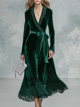 Édith | Robe Longue Portefeuille en Velours Vert Foncé à Bordure en Dentelle et Ceinture à Nouer