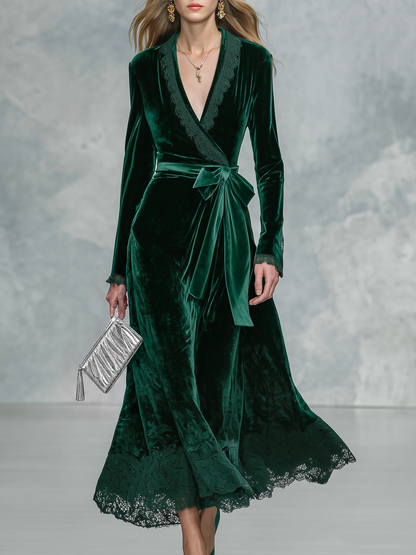 Édith | Robe Longue Portefeuille en Velours Vert Foncé à Bordure en Dentelle et Ceinture à Nouer