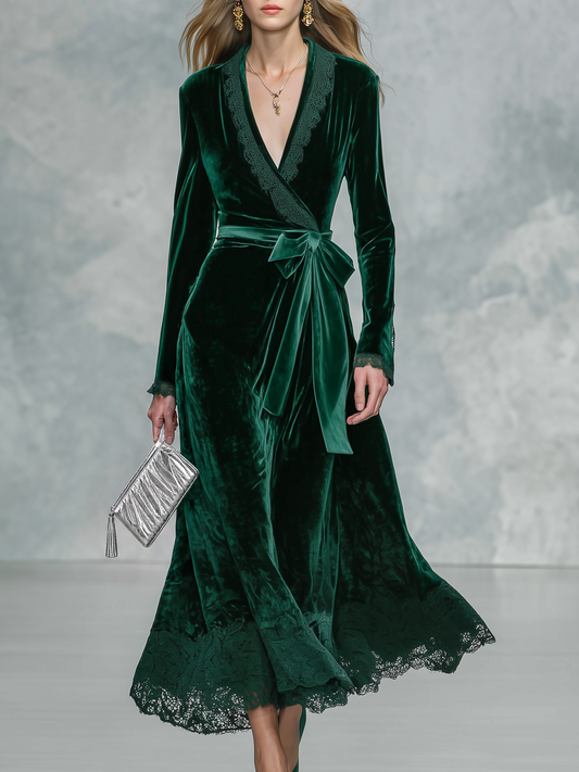 Édith | Robe Longue Portefeuille en Velours Vert Foncé à Bordure en Dentelle et Ceinture à Nouer