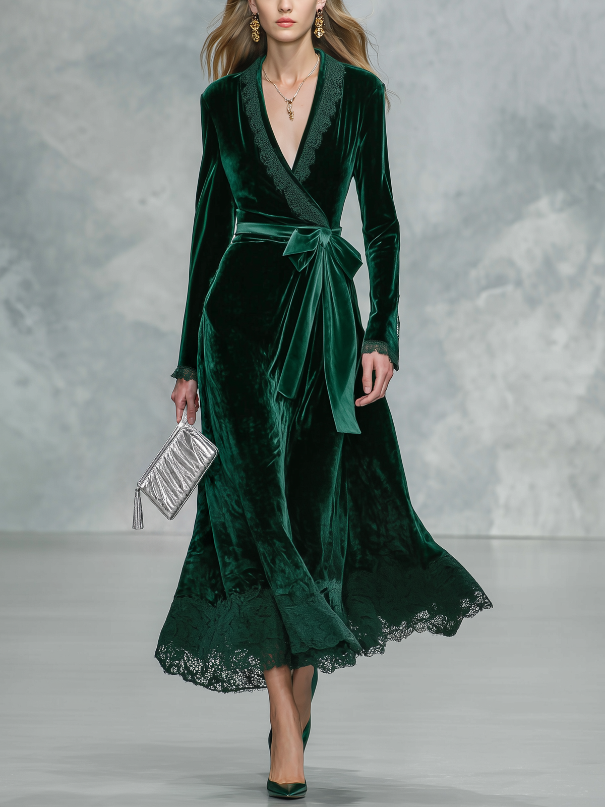Édith | Robe Longue Portefeuille en Velours Vert Foncé à Bordure en Dentelle et Ceinture à Nouer