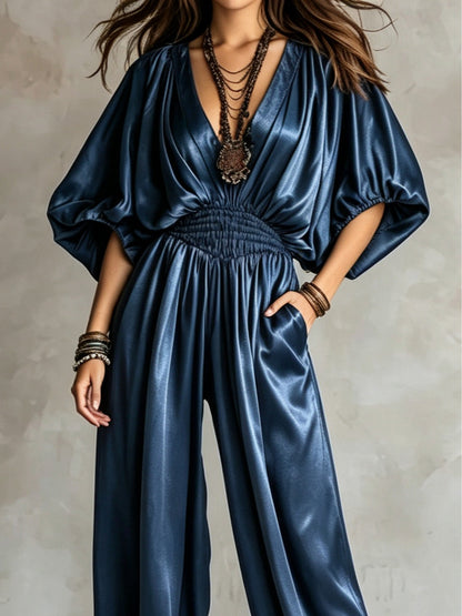 Sabine | Combinaison Bohème en Satin Plissé Bleu Marine à Taille Resserrée