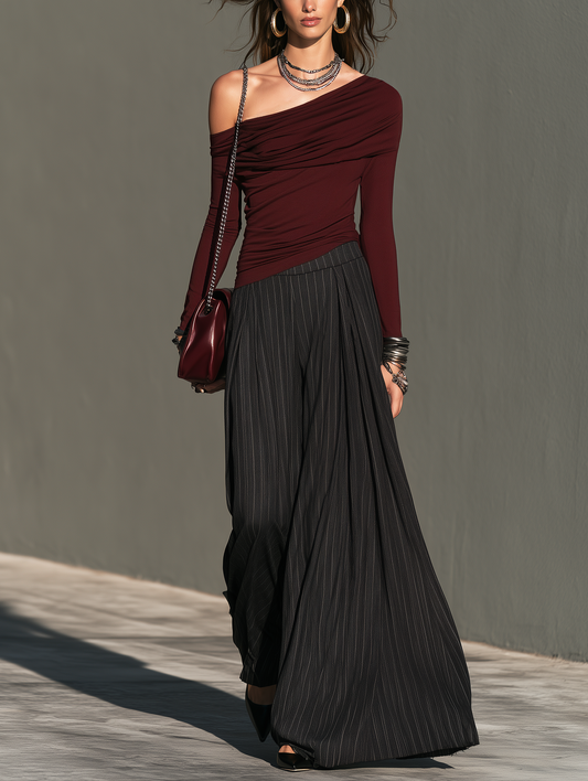 Louise | Ensemble Deux Pièces Haut Bordeaux Asymétrique Épaule Dénudée et Pantalon Large Rayé Noir