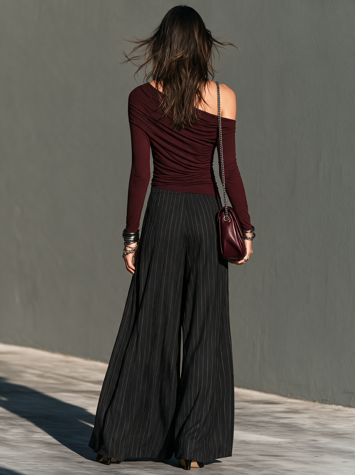 Louise | Ensemble Deux Pièces Haut Bordeaux Asymétrique Épaule Dénudée et Pantalon Large Rayé Noir