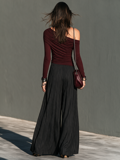 Louise | Ensemble Deux Pièces Haut Bordeaux Asymétrique Épaule Dénudée et Pantalon Large Rayé Noir