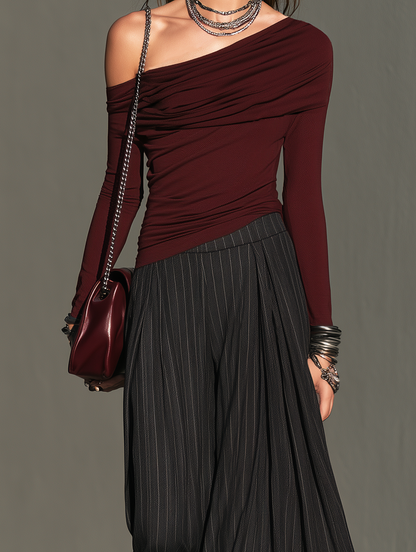 Louise | Ensemble Deux Pièces Haut Bordeaux Asymétrique Épaule Dénudée et Pantalon Large Rayé Noir